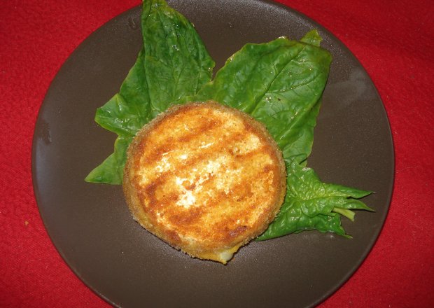 Fotografia przedstawiająca Grillowany Camembert z orzechowym nadzieniem