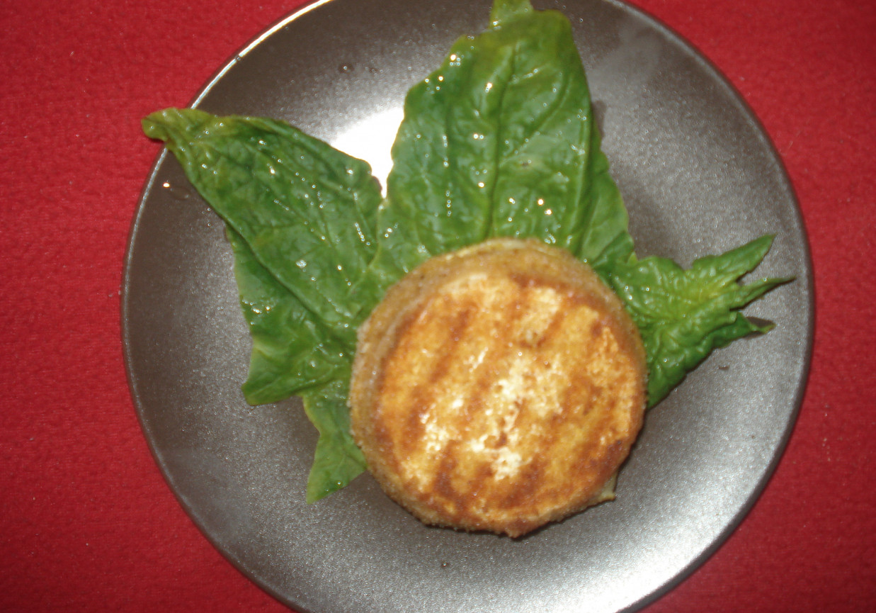 Grillowany Camembert z orzechowym nadzieniem  foto