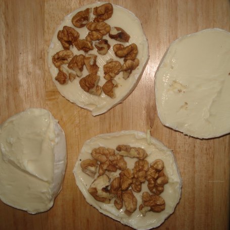 Krok 2 - Grillowany Camembert z orzechowym nadzieniem  foto