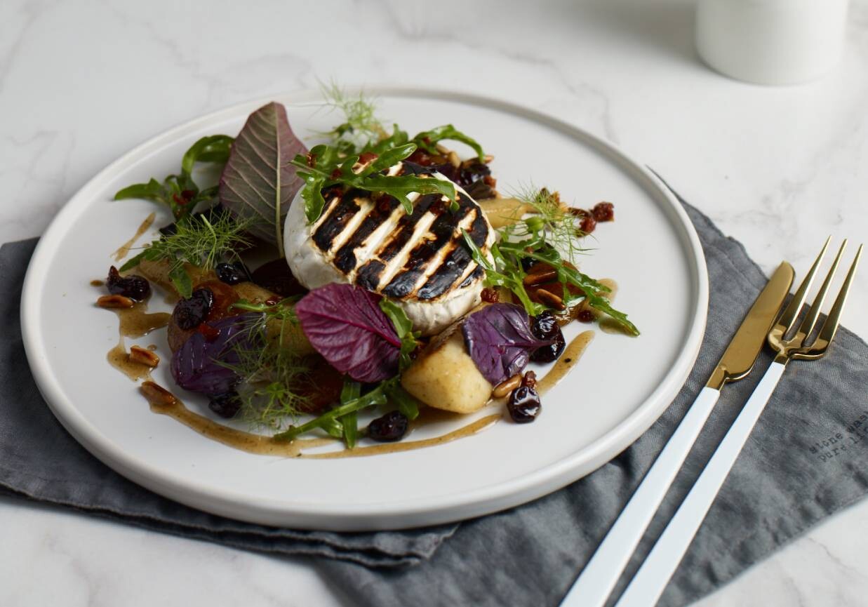 Grillowany camembert z sałatką z rukoli foto