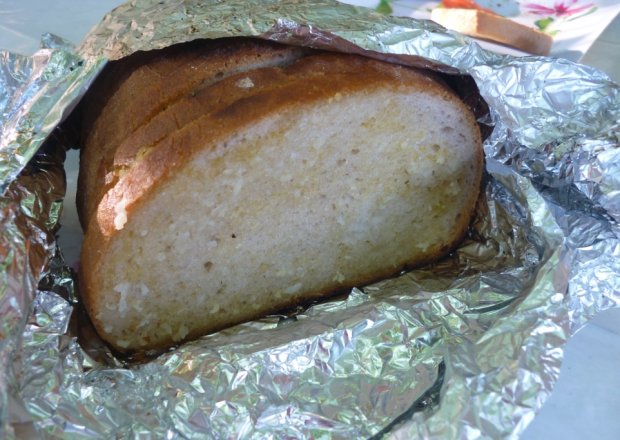 Fotografia przedstawiająca Grillowany chleb czosnkowy