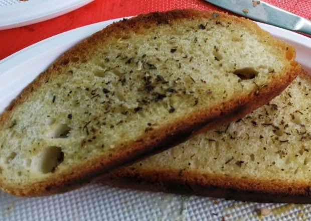 Fotografia przedstawiająca Grillowany chleb w ziołach prowansalskich