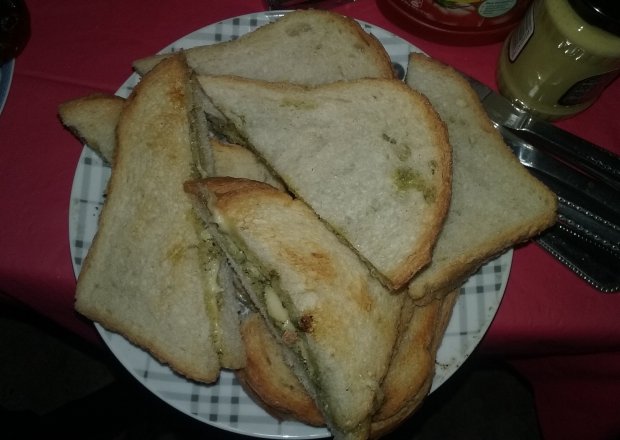 Fotografia przedstawiająca Grillowany chleb z masełkiem ziołowym