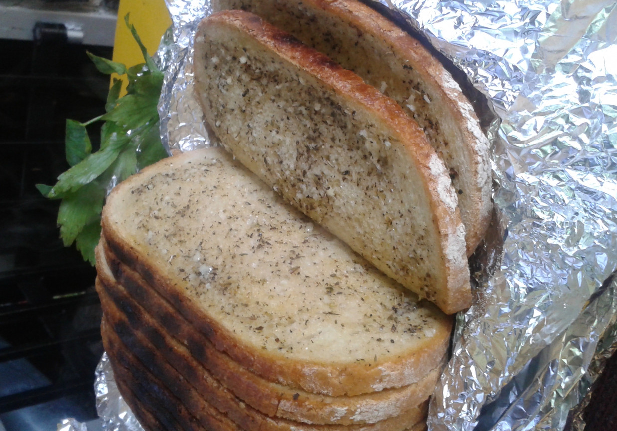 Grillowany chleb z masłem, ziołami i czosnkiem foto