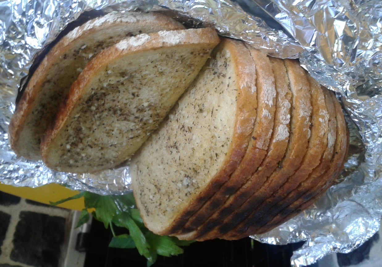 Grillowany chleb z masłem, ziołami i czosnkiem foto