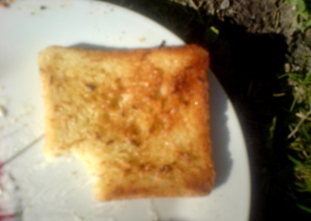 Fotografia przedstawiająca grillowany chleb z masłem ziołowo-czosnkowym