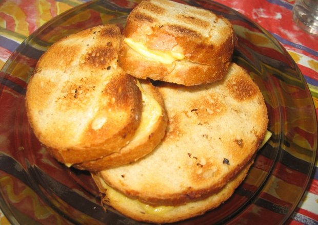 Fotografia przedstawiająca Grillowany chleb z serem
