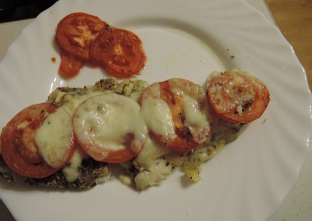 Fotografia przedstawiająca Grillowany dorsz z pomidorami i mozzarellą