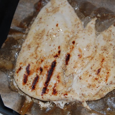 Krok 3 - Grillowany filet z kurczaka na sałatce ze świeżego szczawiu foto