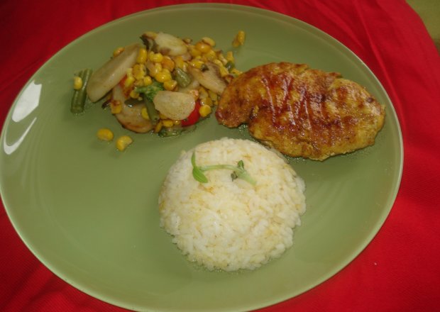 Fotografia przedstawiająca Grillowany filet z kurczaka w marynacie z curry- w towarzystwie warzyw na patelnie i ryzu