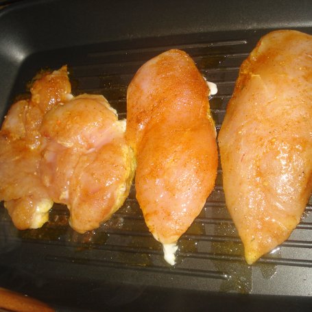 Krok 4 - Grillowany filet z kurczaka w marynacie z curry- w towarzystwie warzyw na patelnie i ryzu foto