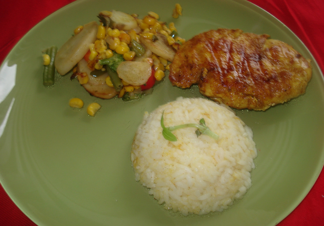Grillowany filet z kurczaka w marynacie z curry- w towarzystwie warzyw na patelnie i ryzu foto