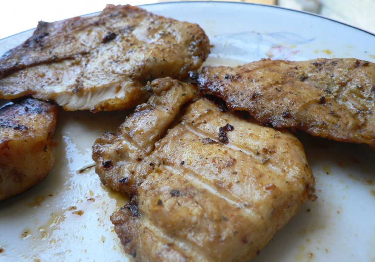 Grillowany filet z kurczaka w miodowej marynacie foto