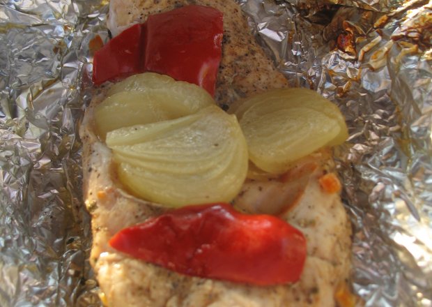 Fotografia przedstawiająca Grillowany filet z kurczaka z papryką i cebulką