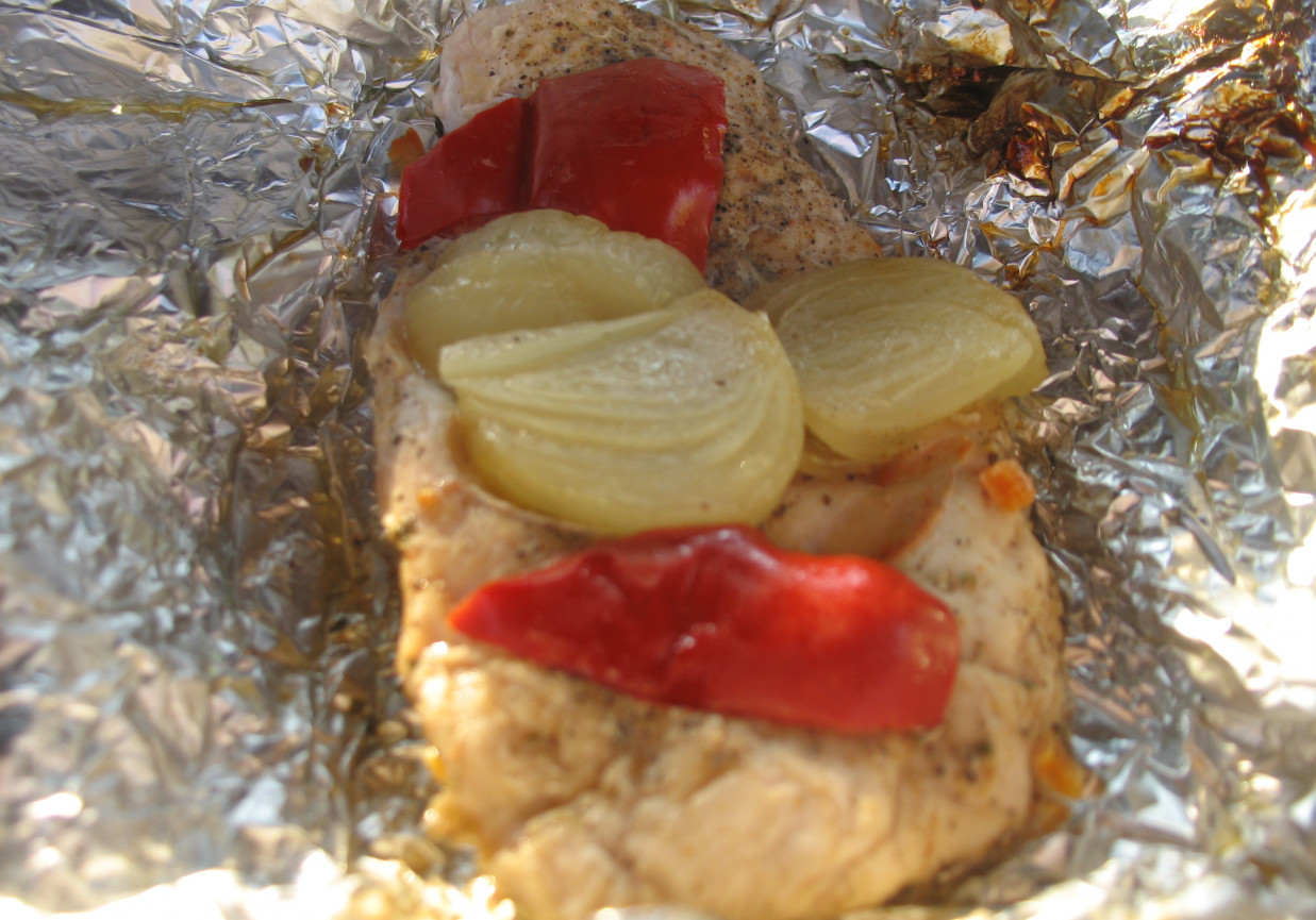 Grillowany filet z kurczaka z papryką i cebulką foto