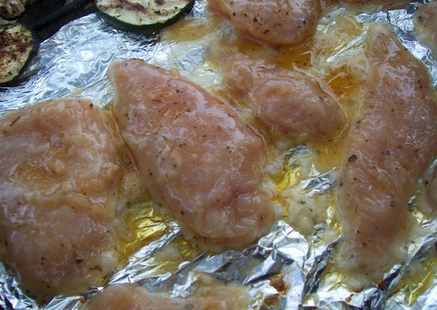Fotografia przedstawiająca grillowany filet zkurczka w sosie porowym z frytkami