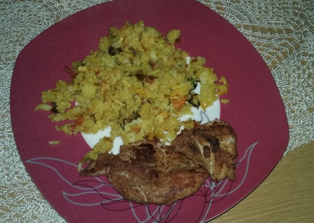 Fotografia przedstawiająca Grillowany indyk z ryżem curry i warzywami