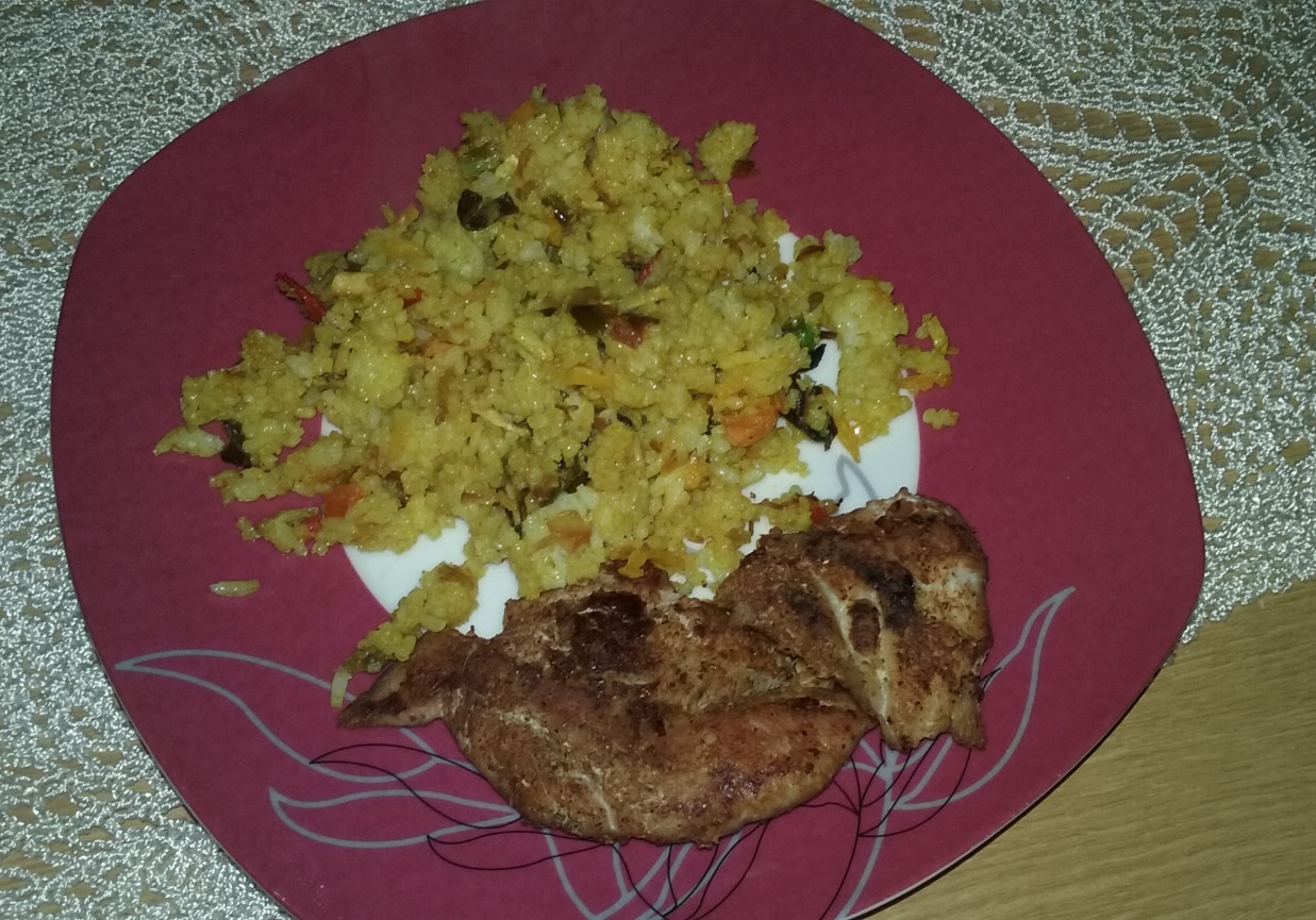Grillowany indyk z ryżem curry i warzywami foto