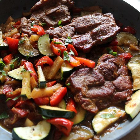 Krok 2 - Grillowany karczek z warzywami foto