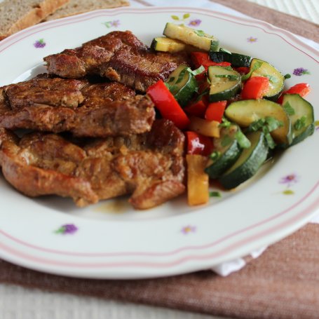 Krok 3 - Grillowany karczek z warzywami foto