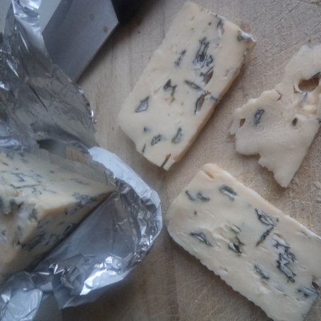 Krok 4 - Grillowany karp  w towarzystwie sera z niebieską pleśnią i słonecznika łuskanego:) foto