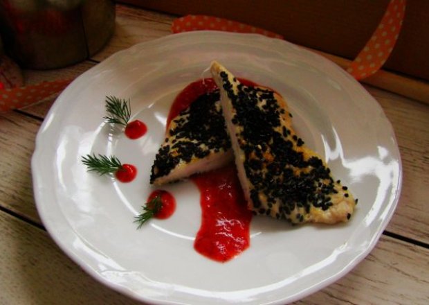 Fotografia przedstawiająca Grillowany kurczak w czarnuszce w sosie truskawkowo- miodowym