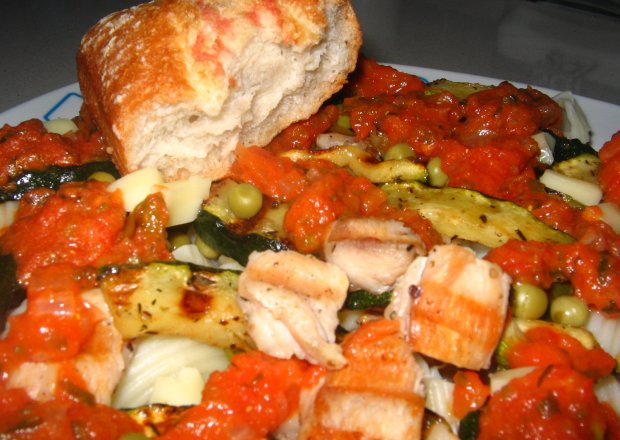 Fotografia przedstawiająca Grillowany kurczak z warzywami