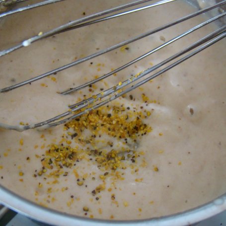 Krok 3 - Grillowany łosoś na szparagach z sosem limonkowo-śmietanowym foto