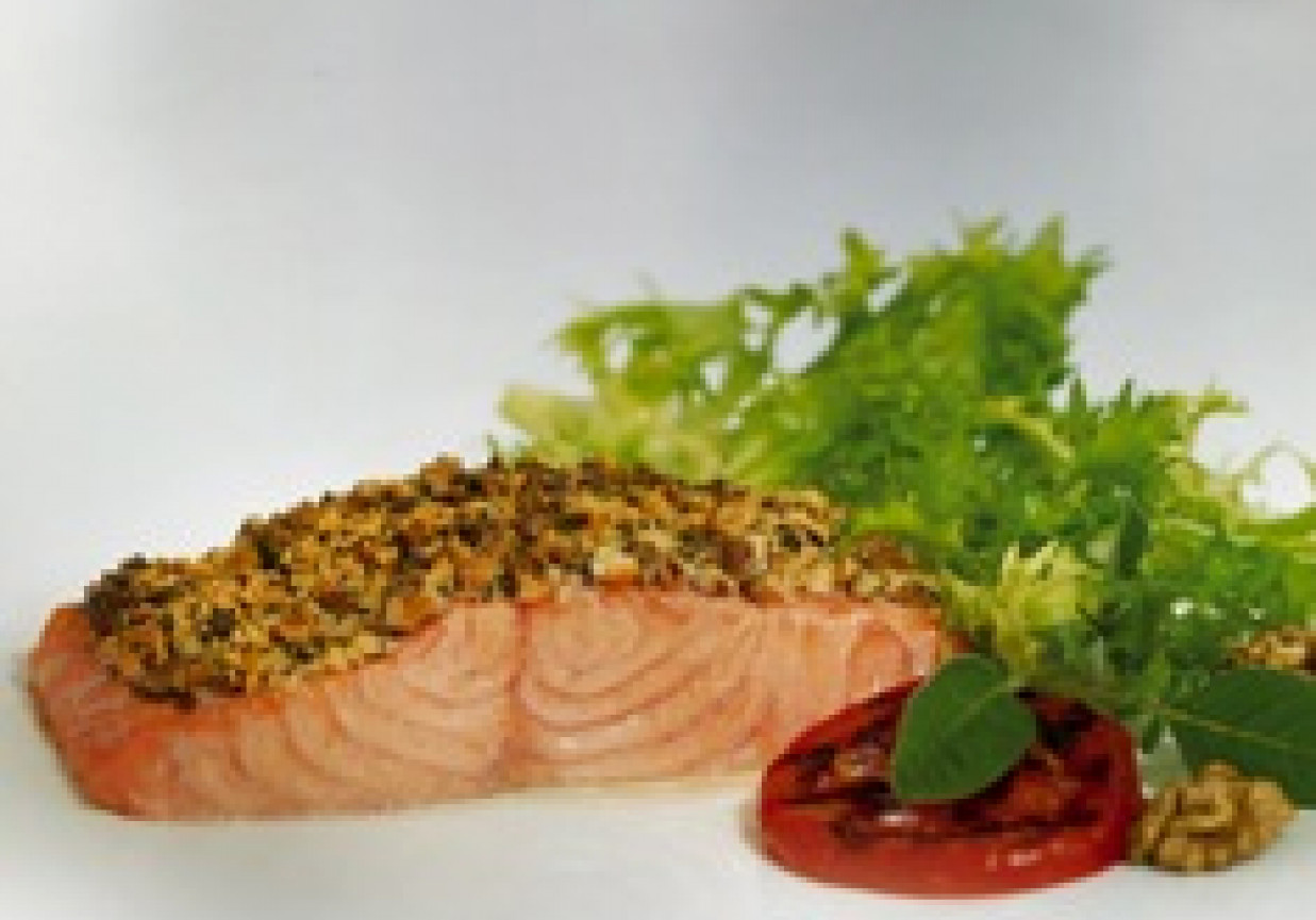 Grillowany łosoś norweski z sałatką z awokado, arbuza i kiełków słonecznika foto