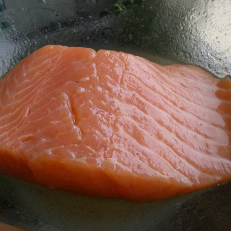 Krok 2 - Grillowany łosoś z salsą paprykową foto