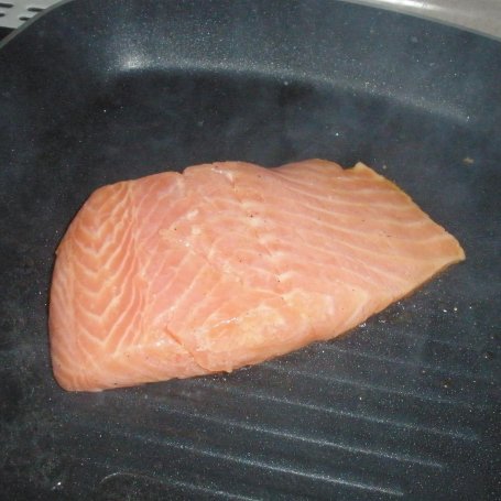Krok 4 - Grillowany łosoś z salsą paprykową foto