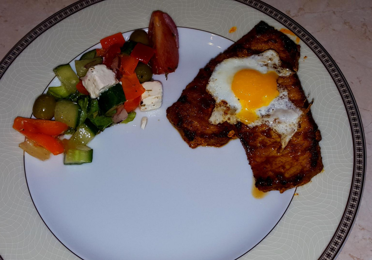 Grillowany, ostry kurczak z jajkiem przepiórczym i sałatką grecką foto