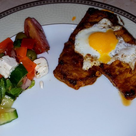 Krok 6 - Grillowany, ostry kurczak z jajkiem przepiórczym i sałatką grecką foto