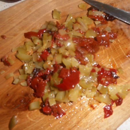 Krok 3 - Grillowany pstrąg z masełkiem cebulowym oraz salsą z ogórków małosolnych i suszonych pomidorów foto