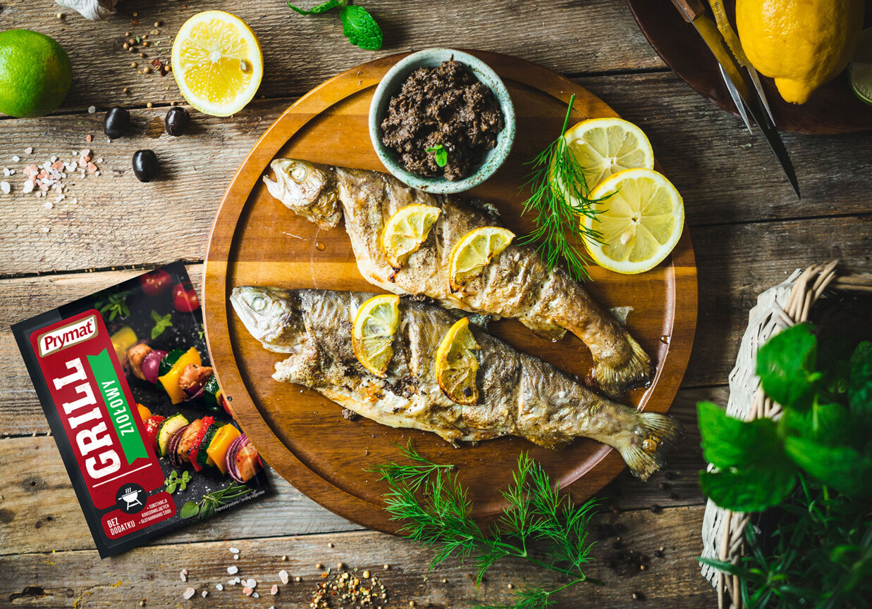 Grillowany pstrąg z pastą z czarnych oliwek foto