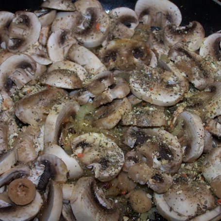 Krok 5 - Grillowany schab z serem podany na pieczarkach, czyli prosty przepis na niedzielny obiad :) foto