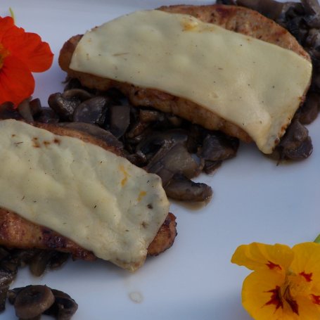 Krok 7 - Grillowany schab z serem podany na pieczarkach, czyli prosty przepis na niedzielny obiad :) foto