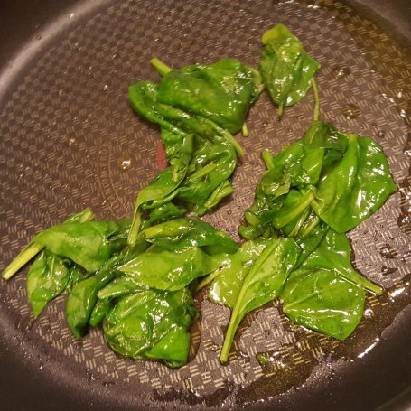 Krok 4 - Grillowany schabowy na ostro ze szpinakiem foto