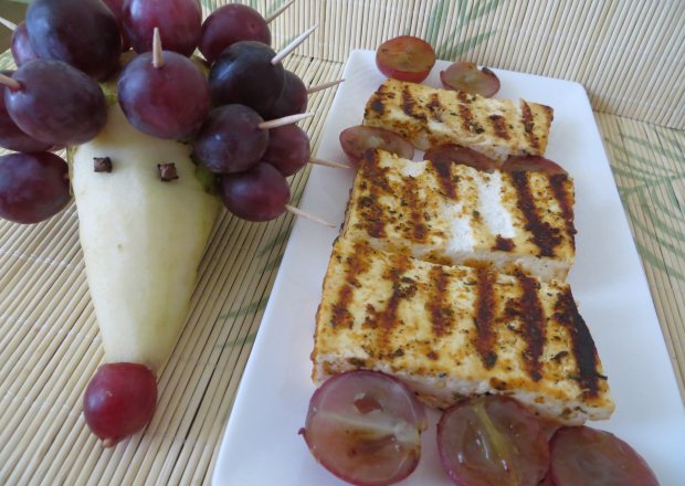 Fotografia przedstawiająca Grillowany ser sorento z winogronami w syropie klonowym