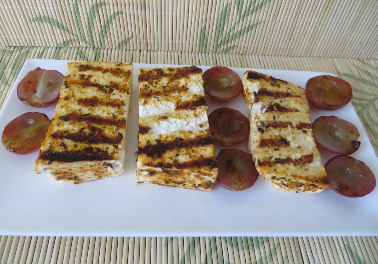 Grillowany ser sorento z winogronami w syropie klonowym foto