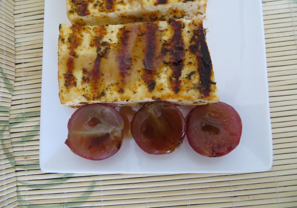 Grillowany ser sorento z winogronami w syropie klonowym foto