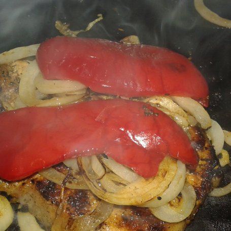 Krok 3 - Grillowany stek wieprzowy z kością z warzywami i sosem  foto
