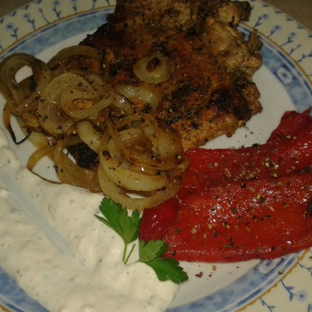 Krok 5 - Grillowany stek wieprzowy z kością z warzywami i sosem  foto