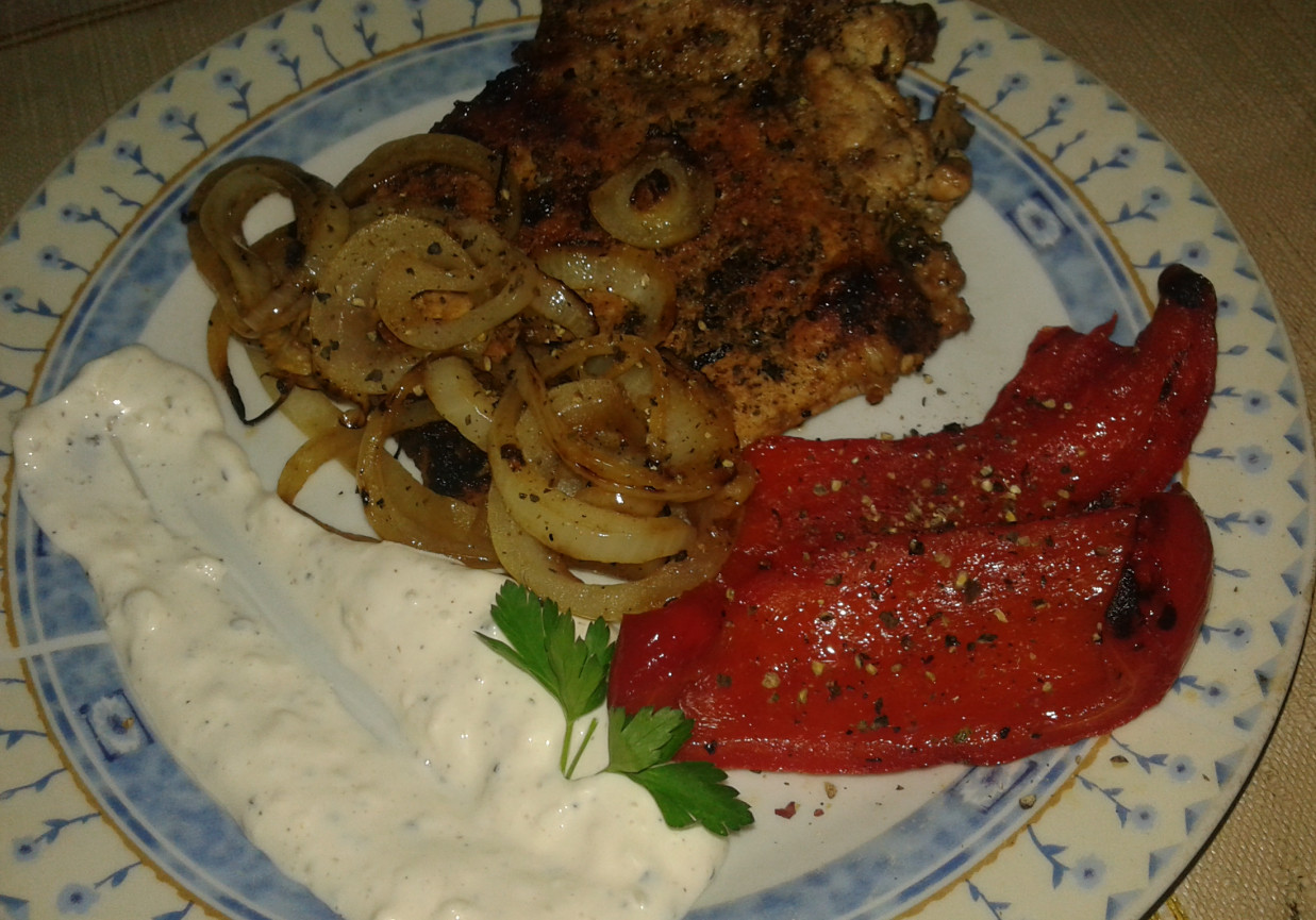 Grillowany stek wieprzowy z kością z warzywami i sosem  foto