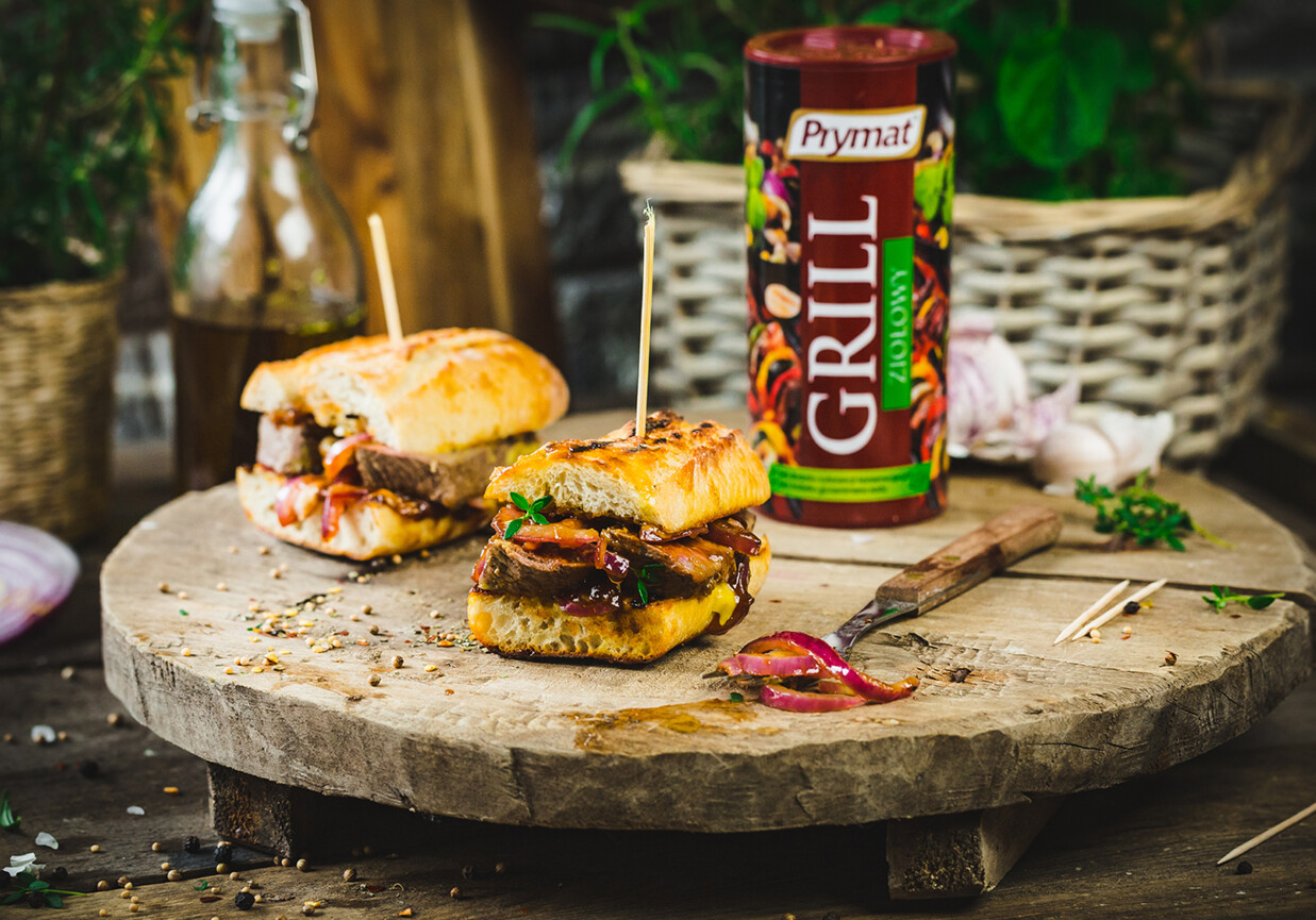 Grillowany stek z karmelizowaną cebulką foto