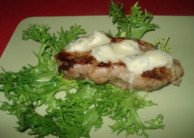 Fotografia przedstawiająca Grillowany stek z Rostbefu z serem Gorgonzola