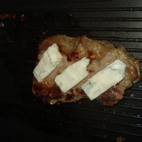 Krok 3 - Grillowany stek z Rostbefu z serem Gorgonzola foto