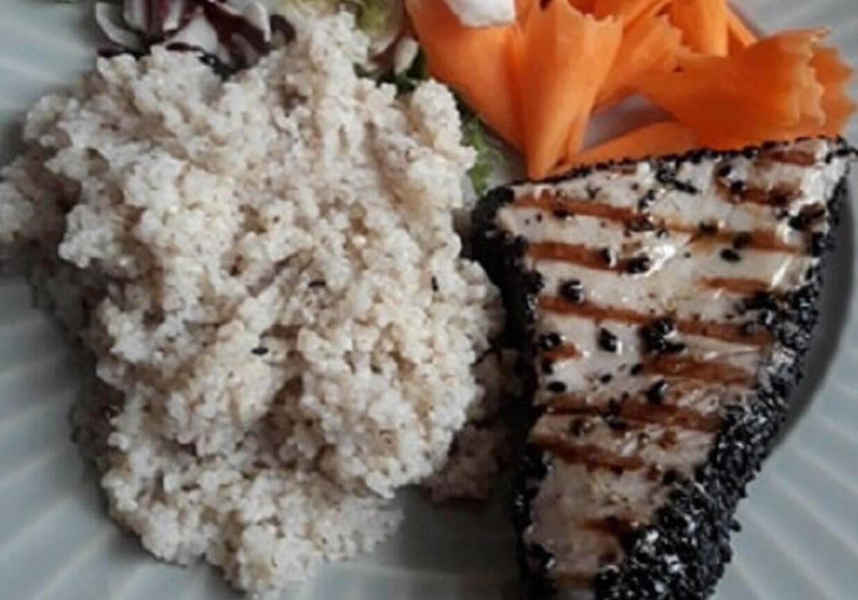 Grillowany stek z tuńczyka w czarnym sezamie foto