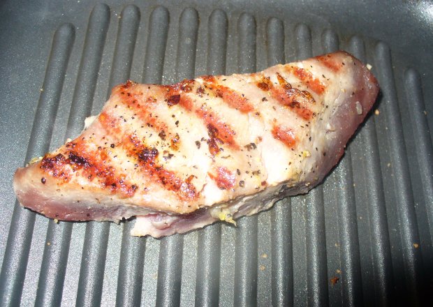 Fotografia przedstawiająca Grillowany stek z tuńczyka z imbirem i miodem