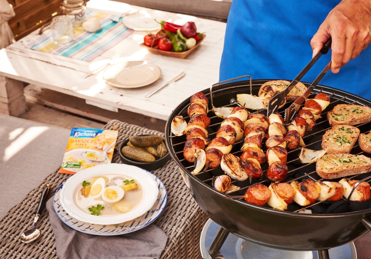 Grillowany szaszłyk z kiełbasy z grzankami z ciemnego pieczywa foto